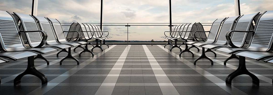 Leere Flughafenterminal-Lounge mit Flugzeug im Hintergrund.